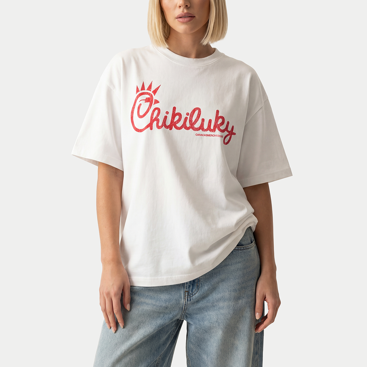 Una modelo llevando la camiseta blanca «Chikiluky» de Caracas Merch